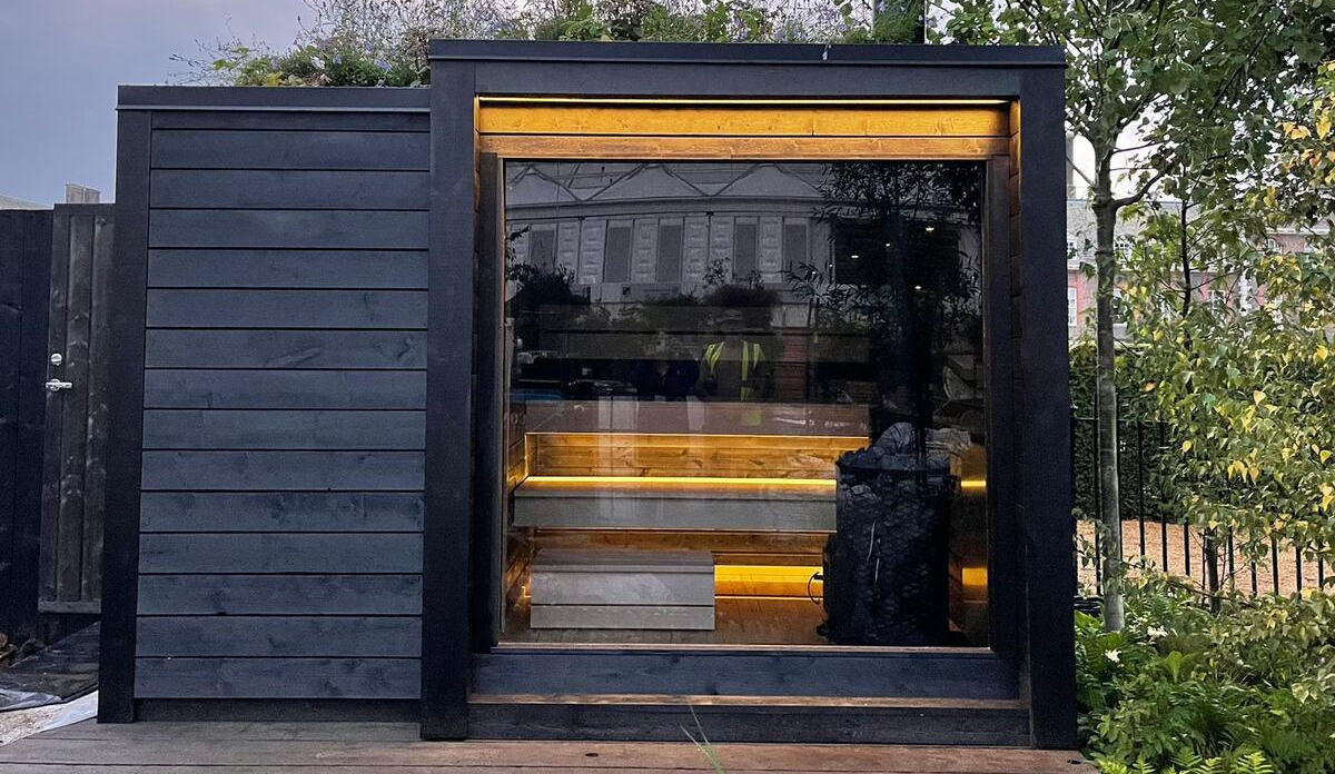 Moderni M saunan edestä